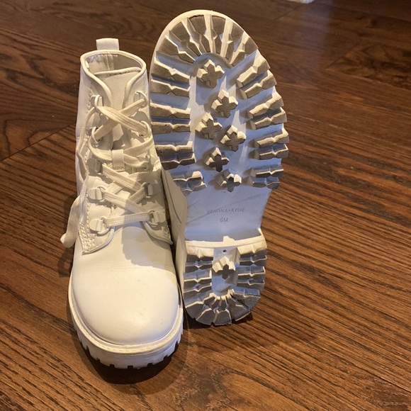 White boots - Picture 5 of 5